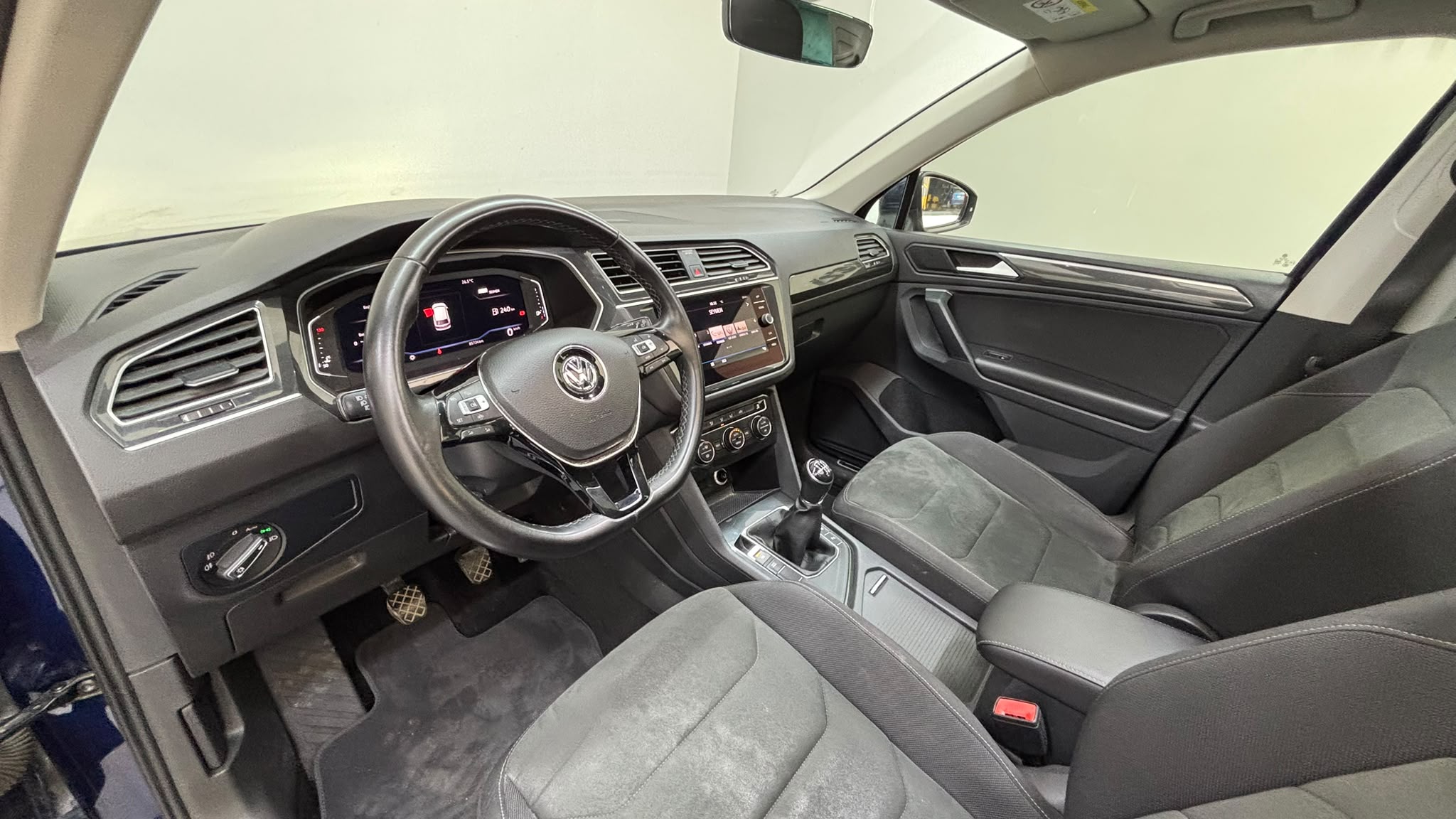 VOLKSWAGEN TIGUAN 23